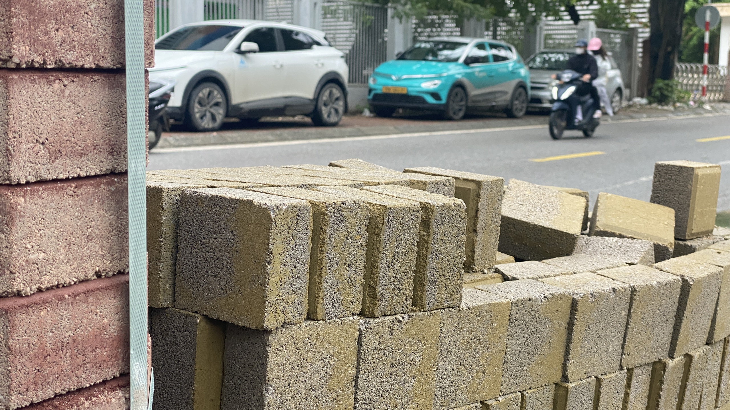 Hà Nội: Nhiều tuyến phố "thay áo mới" dịp cuối năm, dân bức xúc vì chậm tiến độ- Ảnh 3. Hà Nội: Nhiều tuyến phố "thay áo mới" dịp cuối năm, dân bức xúc vì chậm tiến độ- Ảnh 3.