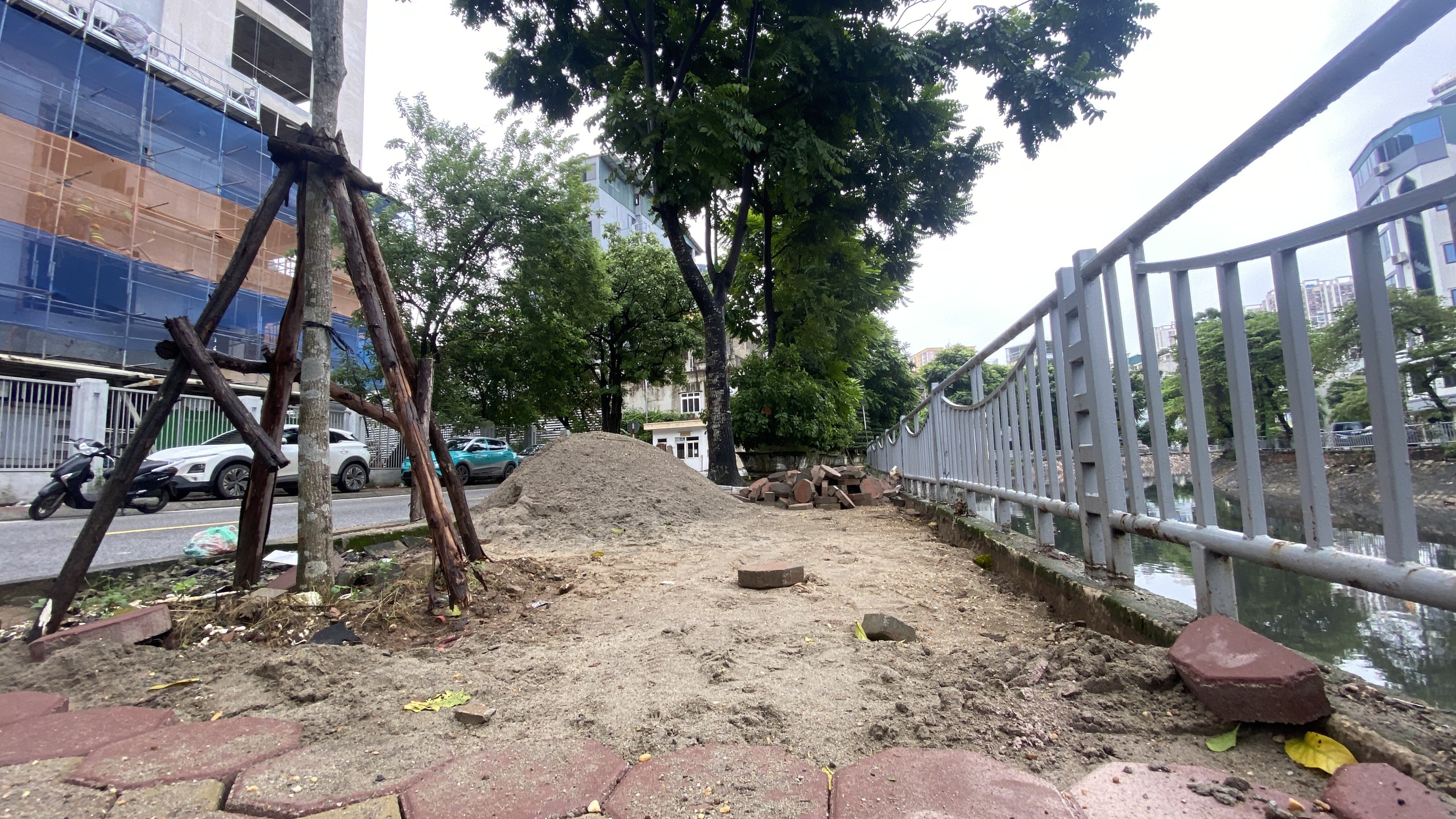 Hà Nội: Nhiều tuyến phố "thay áo mới" dịp cuối năm, dân bức xúc vì chậm tiến độ- Ảnh 2. Hà Nội: Nhiều tuyến phố "thay áo mới" dịp cuối năm, dân bức xúc vì chậm tiến độ- Ảnh 2.