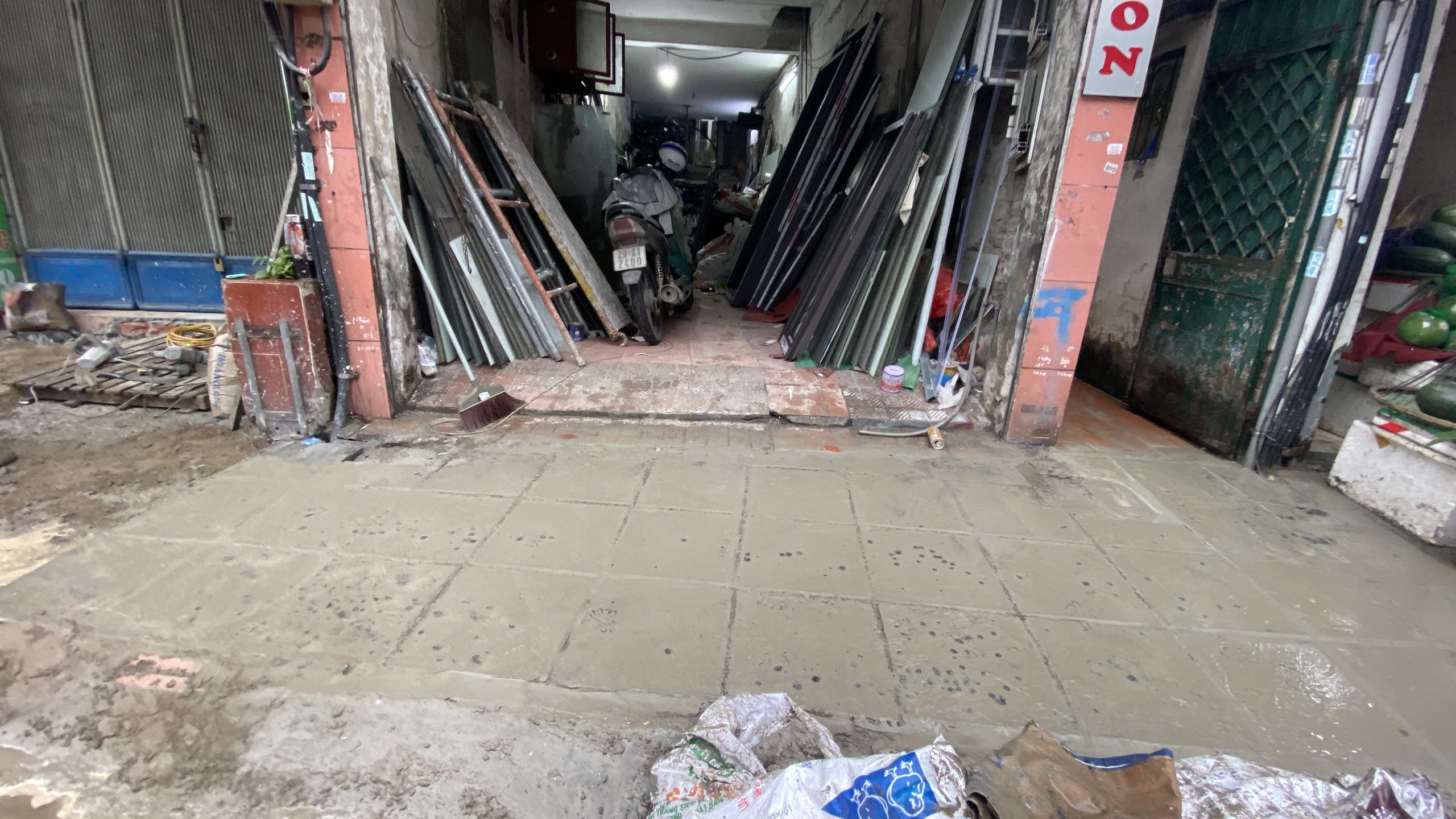 Hà Nội: Nhiều tuyến phố "thay áo mới" dịp cuối năm, dân bức xúc vì chậm tiến độ- Ảnh 8. Hà Nội: Nhiều tuyến phố "thay áo mới" dịp cuối năm, dân bức xúc vì chậm tiến độ- Ảnh 8.