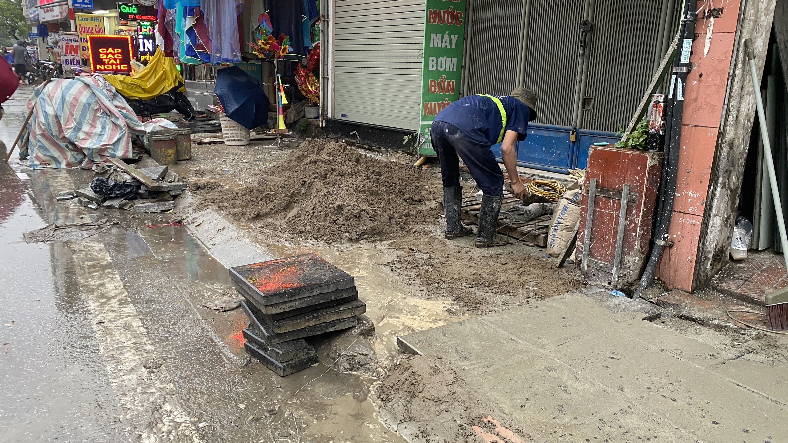 Hà Nội: Nhiều tuyến phố "thay áo mới" dịp cuối năm, dân bức xúc vì chậm tiến độ- Ảnh 13. Hà Nội: Nhiều tuyến phố "thay áo mới" dịp cuối năm, dân bức xúc vì chậm tiến độ- Ảnh 13.