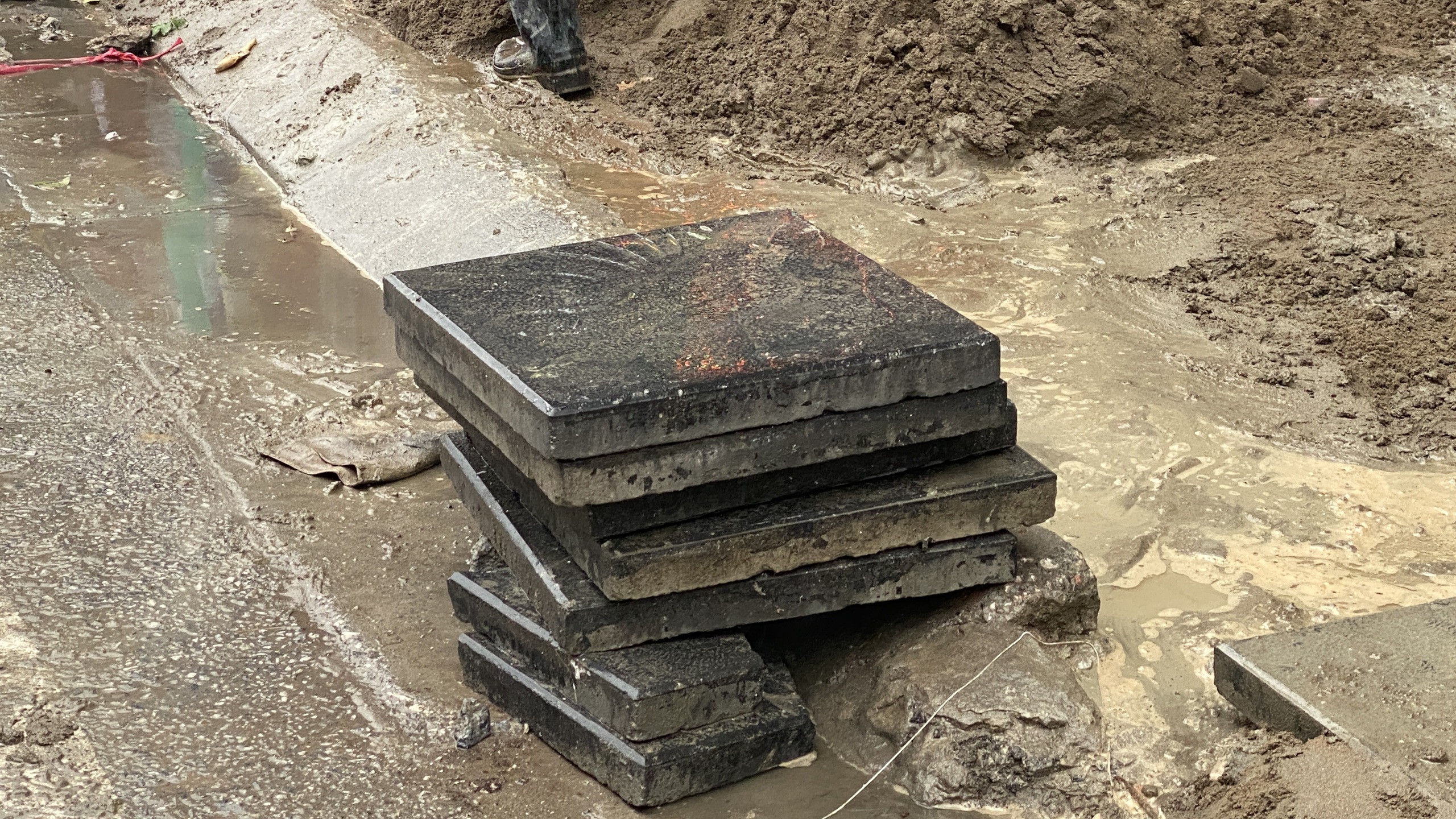 Hà Nội: Nhiều tuyến phố "thay áo mới" dịp cuối năm, dân bức xúc vì chậm tiến độ- Ảnh 12. Hà Nội: Nhiều tuyến phố "thay áo mới" dịp cuối năm, dân bức xúc vì chậm tiến độ- Ảnh 12.