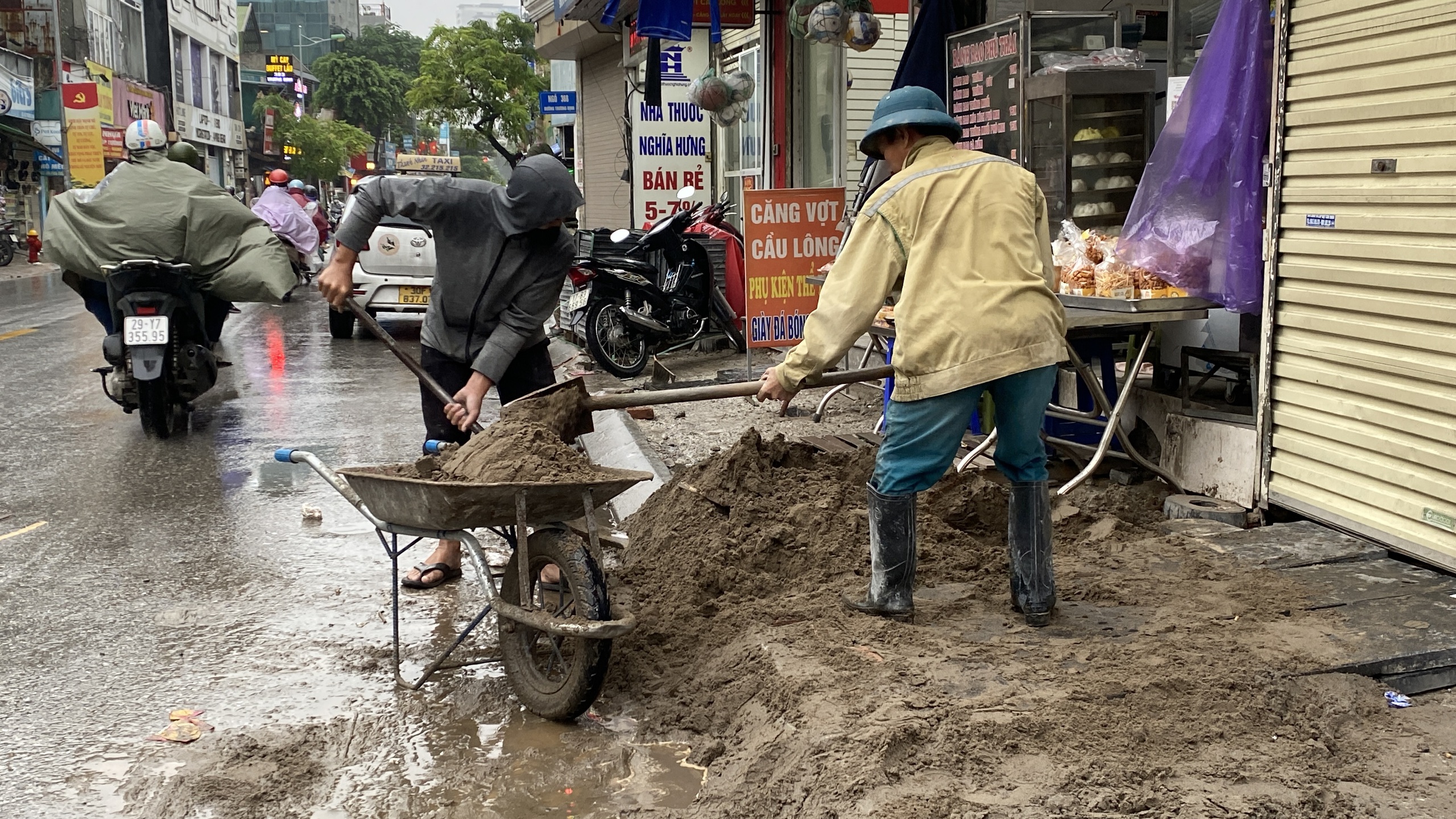 Hà Nội: Nhiều tuyến phố "thay áo mới" dịp cuối năm, dân bức xúc vì chậm tiến độ- Ảnh 14. Hà Nội: Nhiều tuyến phố "thay áo mới" dịp cuối năm, dân bức xúc vì chậm tiến độ- Ảnh 14.