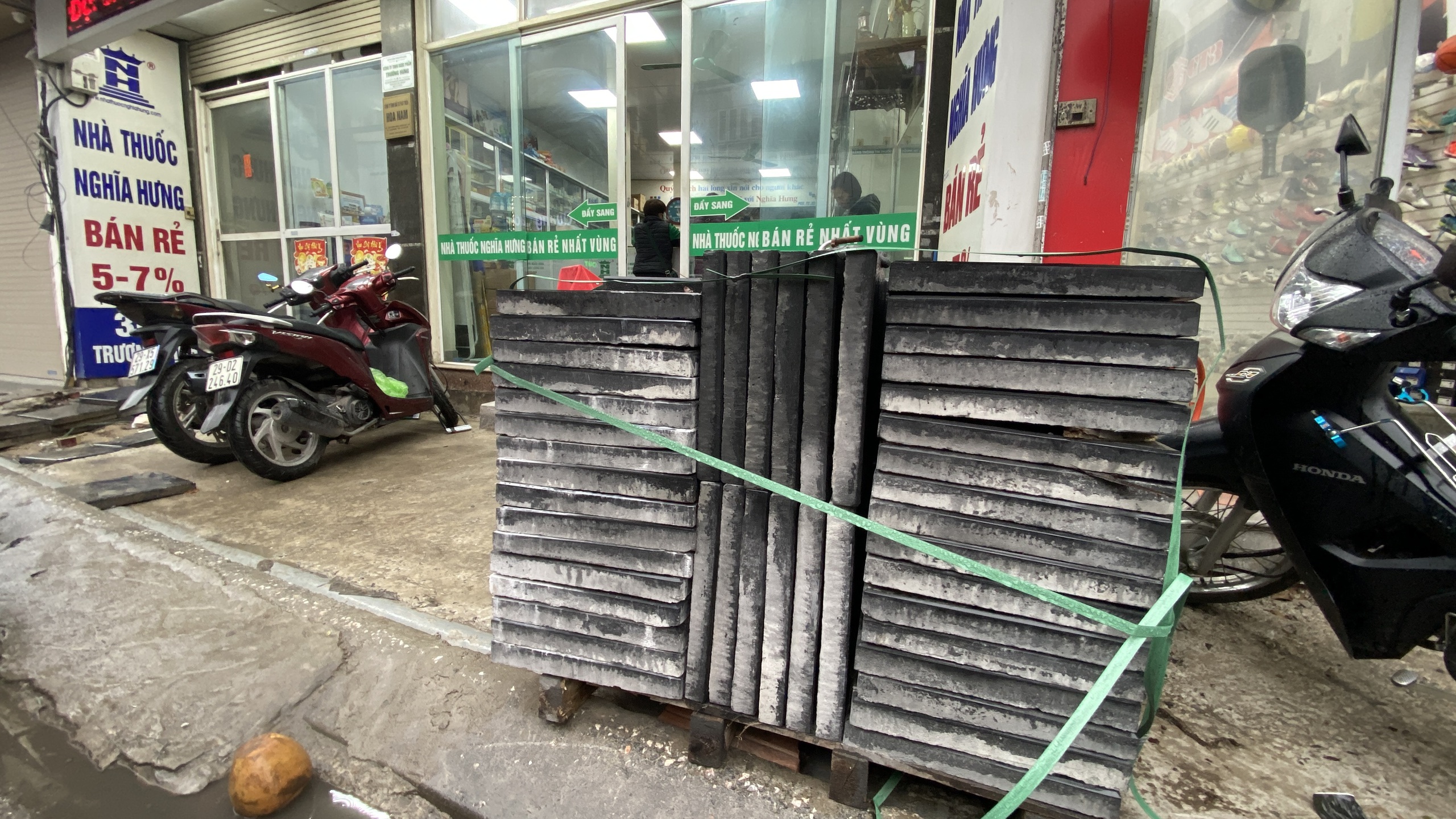 Hà Nội: Nhiều tuyến phố "thay áo mới" dịp cuối năm, dân bức xúc vì chậm tiến độ- Ảnh 9. Hà Nội: Nhiều tuyến phố "thay áo mới" dịp cuối năm, dân bức xúc vì chậm tiến độ- Ảnh 9.