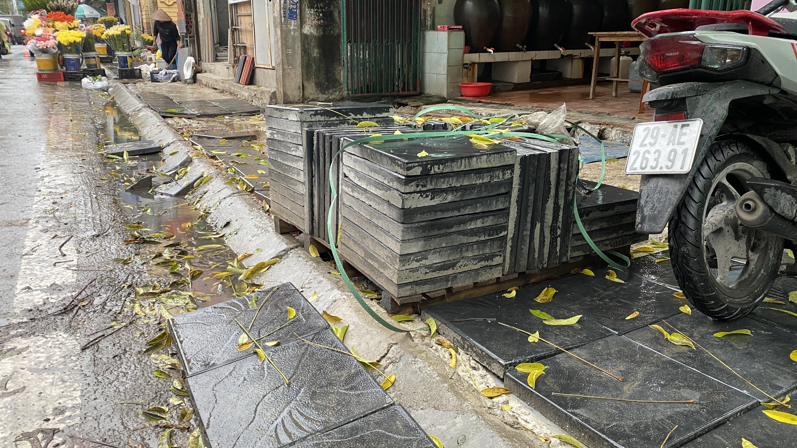 Hà Nội: Nhiều tuyến phố "thay áo mới" dịp cuối năm, dân bức xúc vì chậm tiến độ- Ảnh 10. Hà Nội: Nhiều tuyến phố "thay áo mới" dịp cuối năm, dân bức xúc vì chậm tiến độ- Ảnh 10.