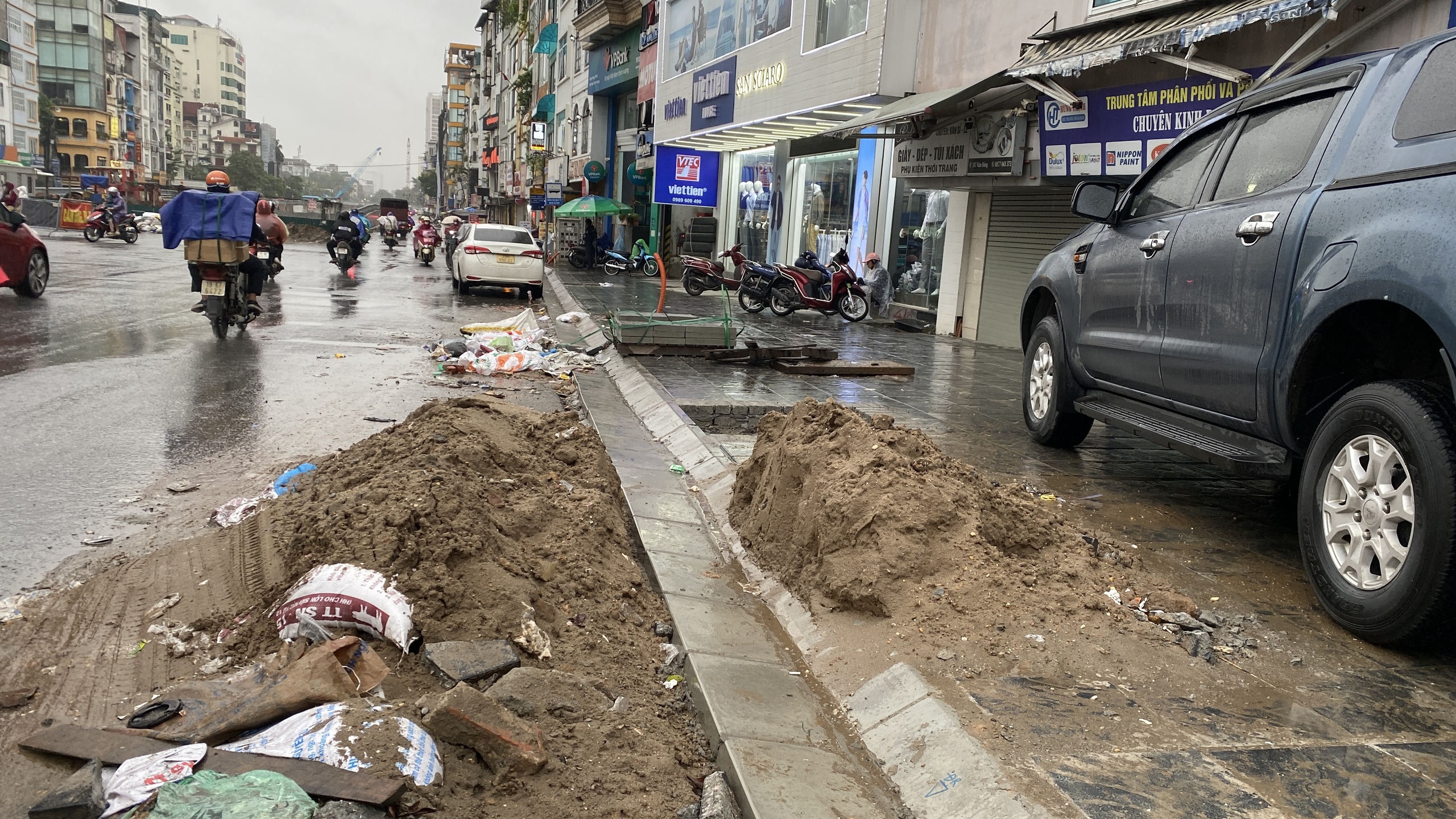 Hà Nội: Nhiều tuyến phố "thay áo mới" dịp cuối năm, dân bức xúc vì chậm tiến độ- Ảnh 15. Hà Nội: Nhiều tuyến phố "thay áo mới" dịp cuối năm, dân bức xúc vì chậm tiến độ- Ảnh 15.