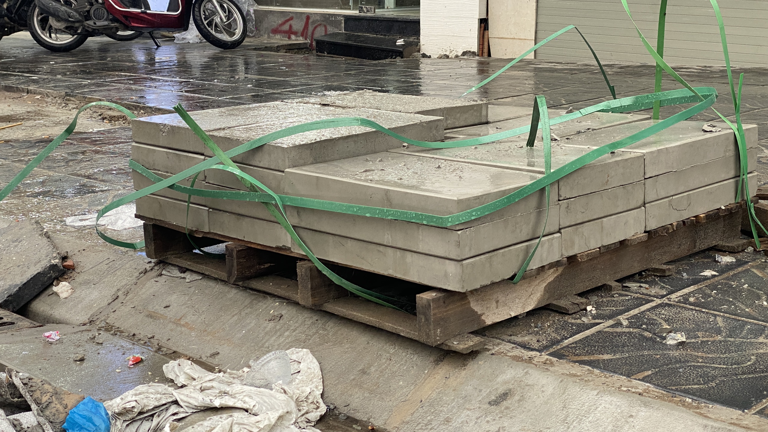 Hà Nội: Nhiều tuyến phố "thay áo mới" dịp cuối năm, dân bức xúc vì chậm tiến độ- Ảnh 16. Hà Nội: Nhiều tuyến phố "thay áo mới" dịp cuối năm, dân bức xúc vì chậm tiến độ- Ảnh 16.