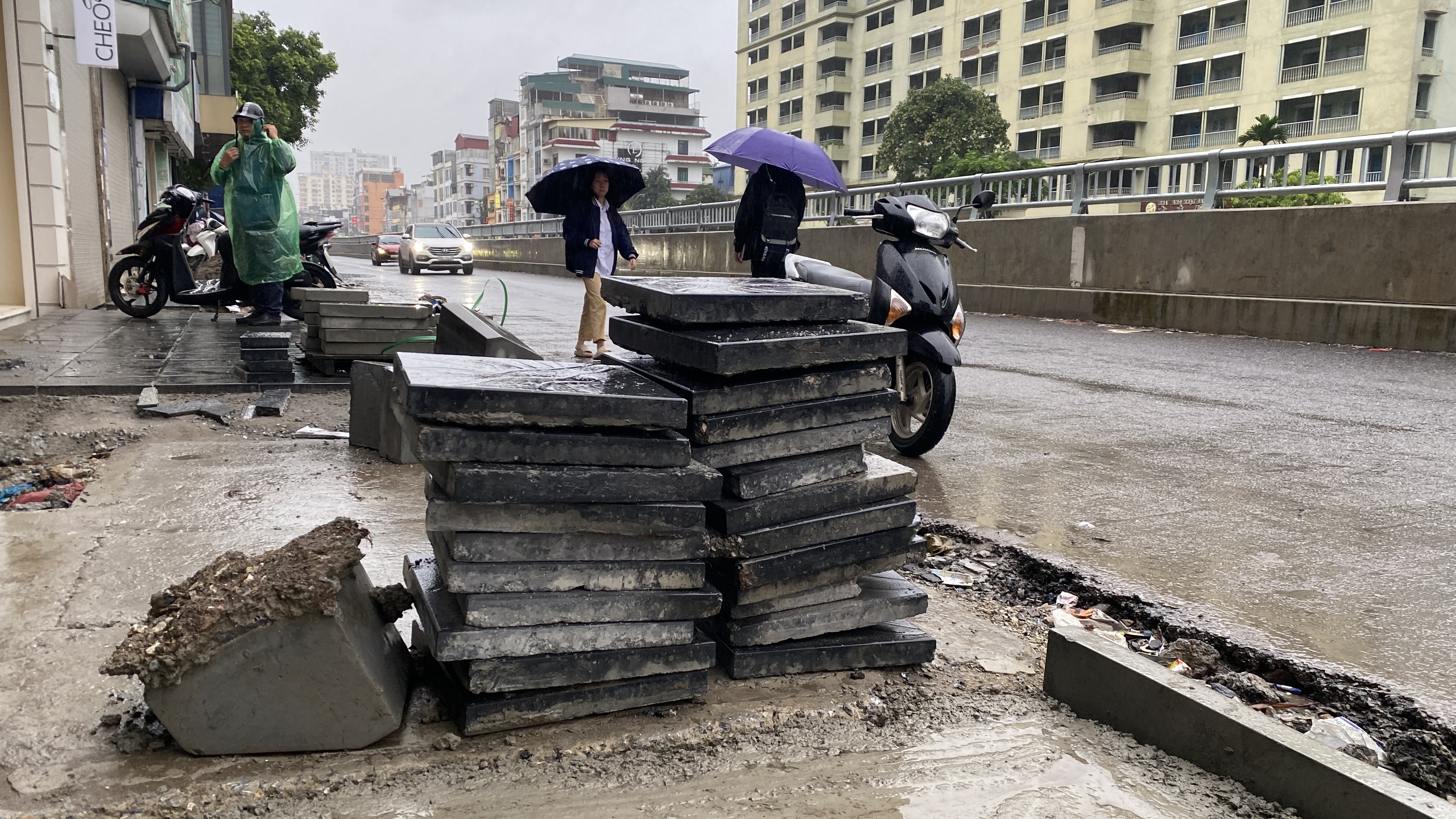 Hà Nội: Nhiều tuyến phố "thay áo mới" dịp cuối năm, dân bức xúc vì chậm tiến độ- Ảnh 17. Hà Nội: Nhiều tuyến phố "thay áo mới" dịp cuối năm, dân bức xúc vì chậm tiến độ- Ảnh 17.