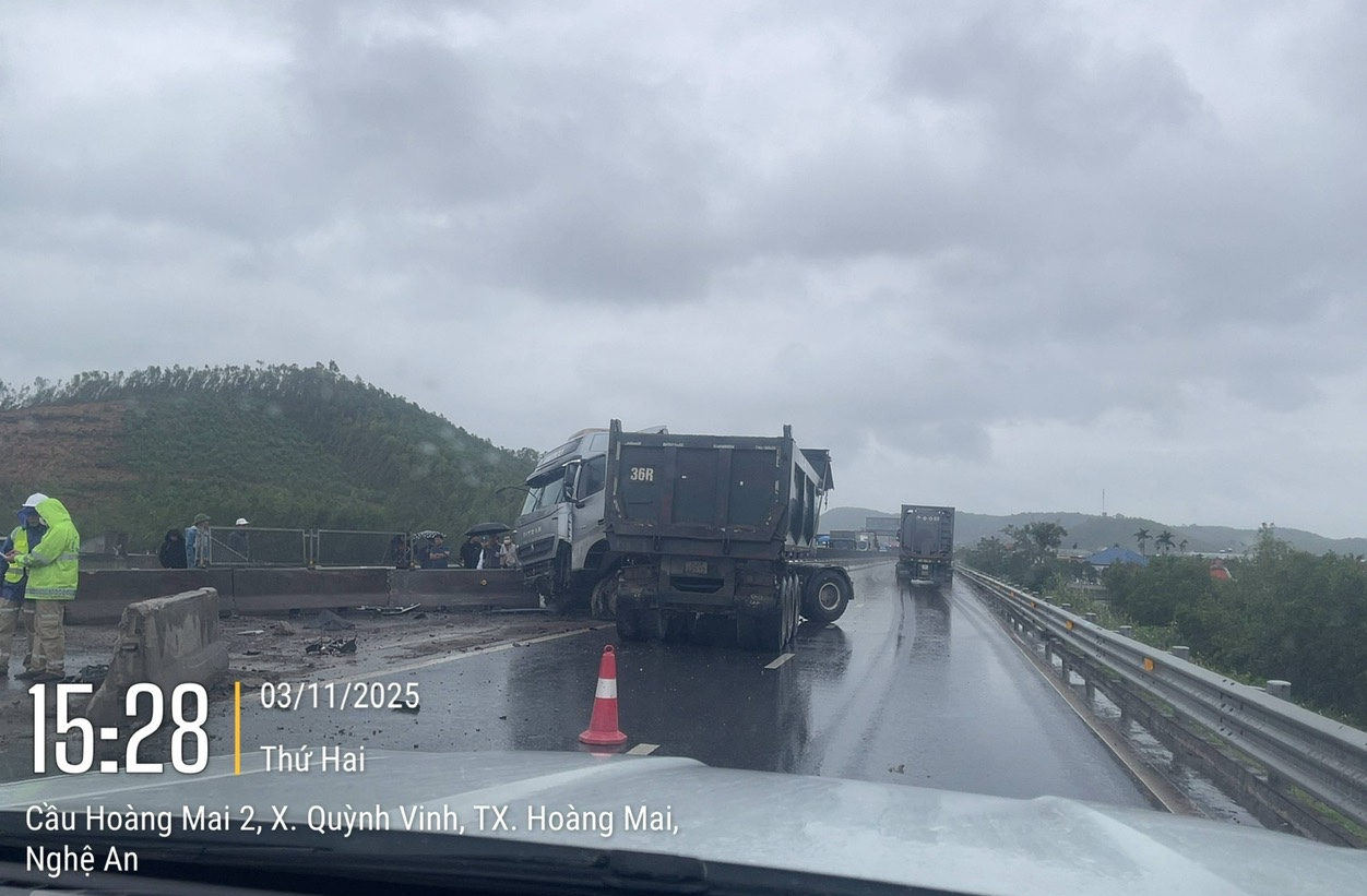 Xe đầu kéo húc bay dải phân cách, cao tốc qua Nghệ An tắc dài nhiều giờ- Ảnh 1. Xe đầu kéo húc bay dải phân cách, cao tốc qua Nghệ An tắc dài nhiều giờ- Ảnh 1.