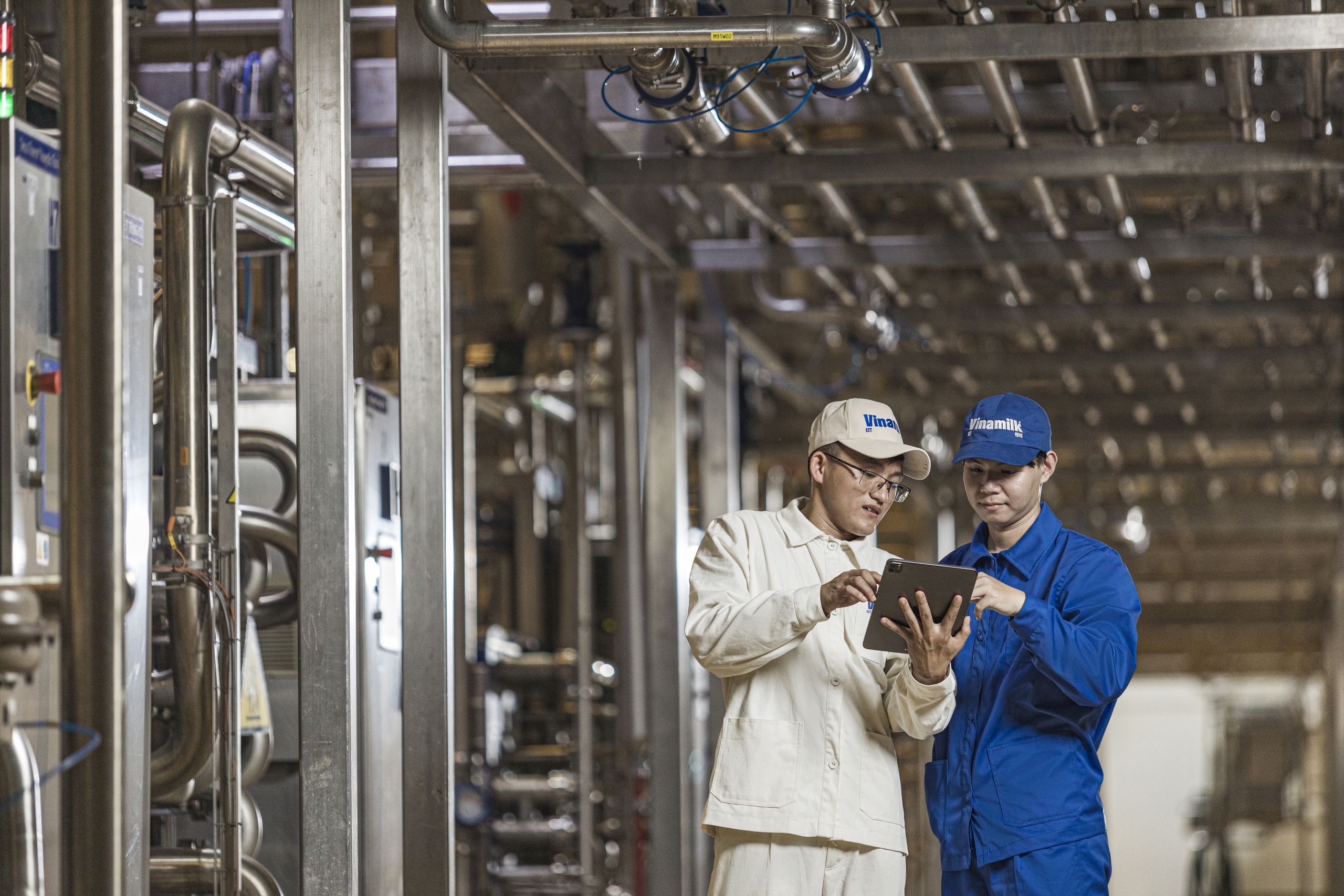 Hệ thống kiểm tra chất lượng sữa độ nhạy cao cho phép Vinamilk kiểm tra chất lượng sữa theo thời gian thực tại mọi điểm quan trọng. (Ảnh: Minh Anh). Hệ thống kiểm tra chất lượng sữa độ nhạy cao cho phép Vinamilk kiểm tra chất lượng sữa theo thời gian thực tại mọi điểm quan trọng. (Ảnh: Minh Anh).