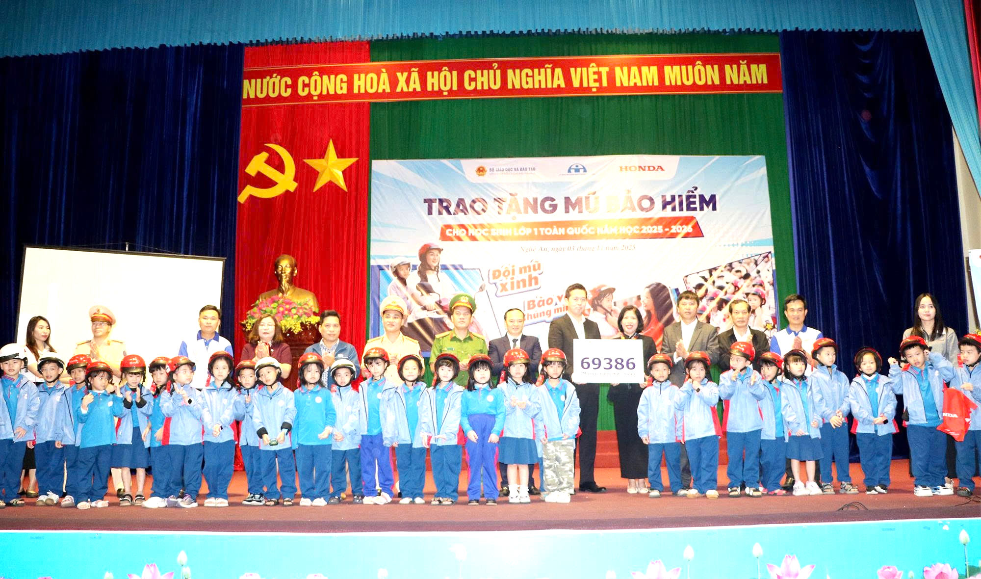 Nghệ An: Mũ bảo hiểm đạt chuẩn, hành trang đầu đời của mỗi thế hệ học sinh- Ảnh 2.