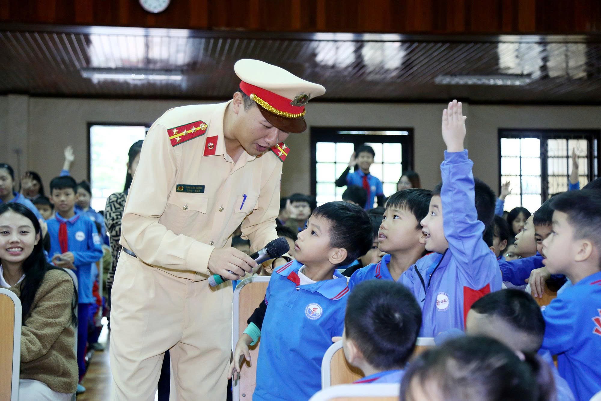 Nghệ An: Mũ bảo hiểm đạt chuẩn, hành trang đầu đời của mỗi thế hệ học sinh- Ảnh 3.