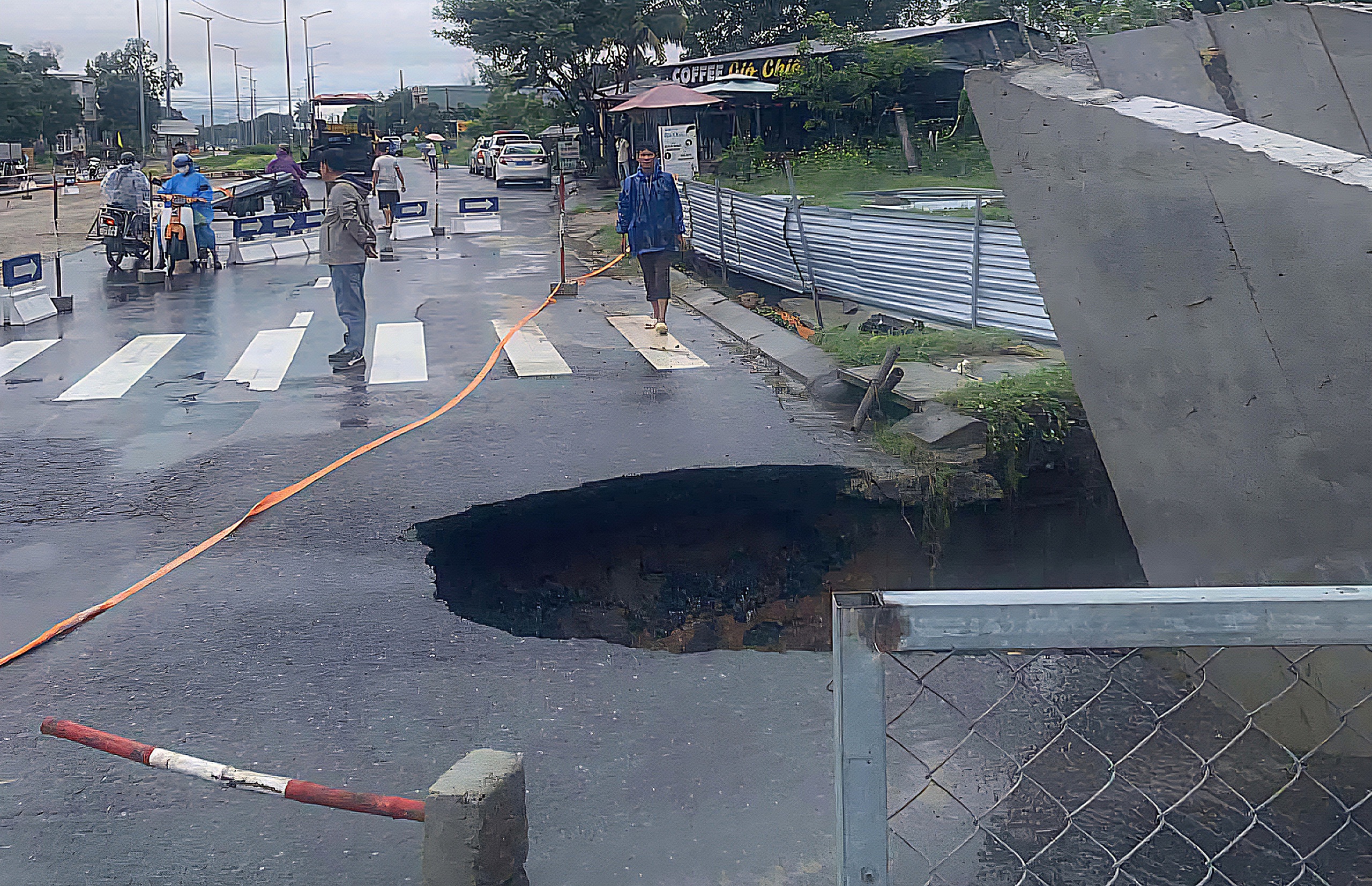 Đường qua Làng Đại học Đà Nẵng sụt lún tạo hố tử thần- Ảnh 1.