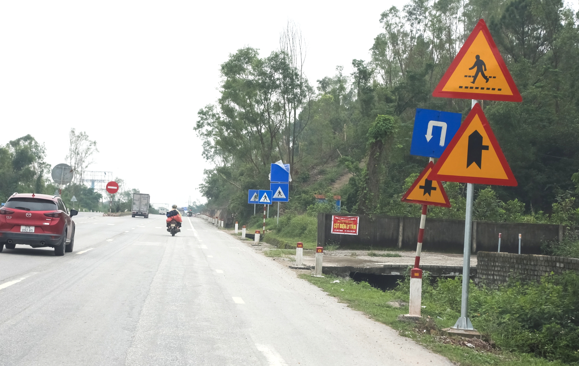 Nghệ An: Thay thế biển báo trên quốc lộ 1 theo cập nhật quy chuẩn kỹ thuật quốc gia- Ảnh 2. Nghệ An: Thay thế biển báo trên quốc lộ 1 theo cập nhật quy chuẩn kỹ thuật quốc gia- Ảnh 2.