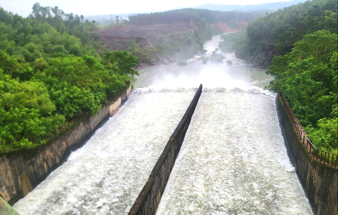Những người trắng đêm gác lũ nơi thượng nguồn ở Hà Tĩnh- Ảnh 1.
