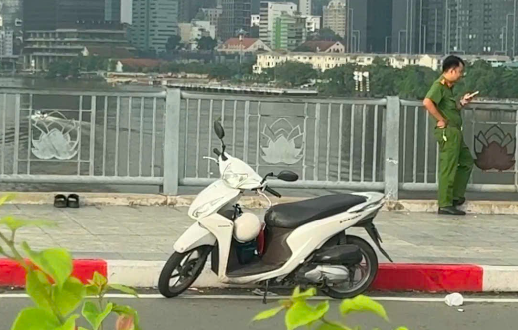 TP.HCM: Nghi bị lừa 200 triệu đồng, nam sinh nhảy cầu Thủ Thiêm 1- Ảnh 1. TP.HCM: Nghi bị lừa 200 triệu đồng, nam sinh nhảy cầu Thủ Thiêm 1- Ảnh 1.