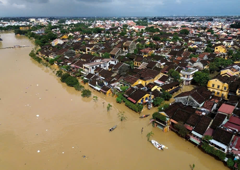 Agribank hỗ trợ kịp thời các tỉnh miền Trung khắc phục hậu quả lũ lụt do mưa lũ lịch sử- Ảnh 1. Agribank hỗ trợ kịp thời các tỉnh miền Trung khắc phục hậu quả lũ lụt do mưa lũ lịch sử- Ảnh 1.