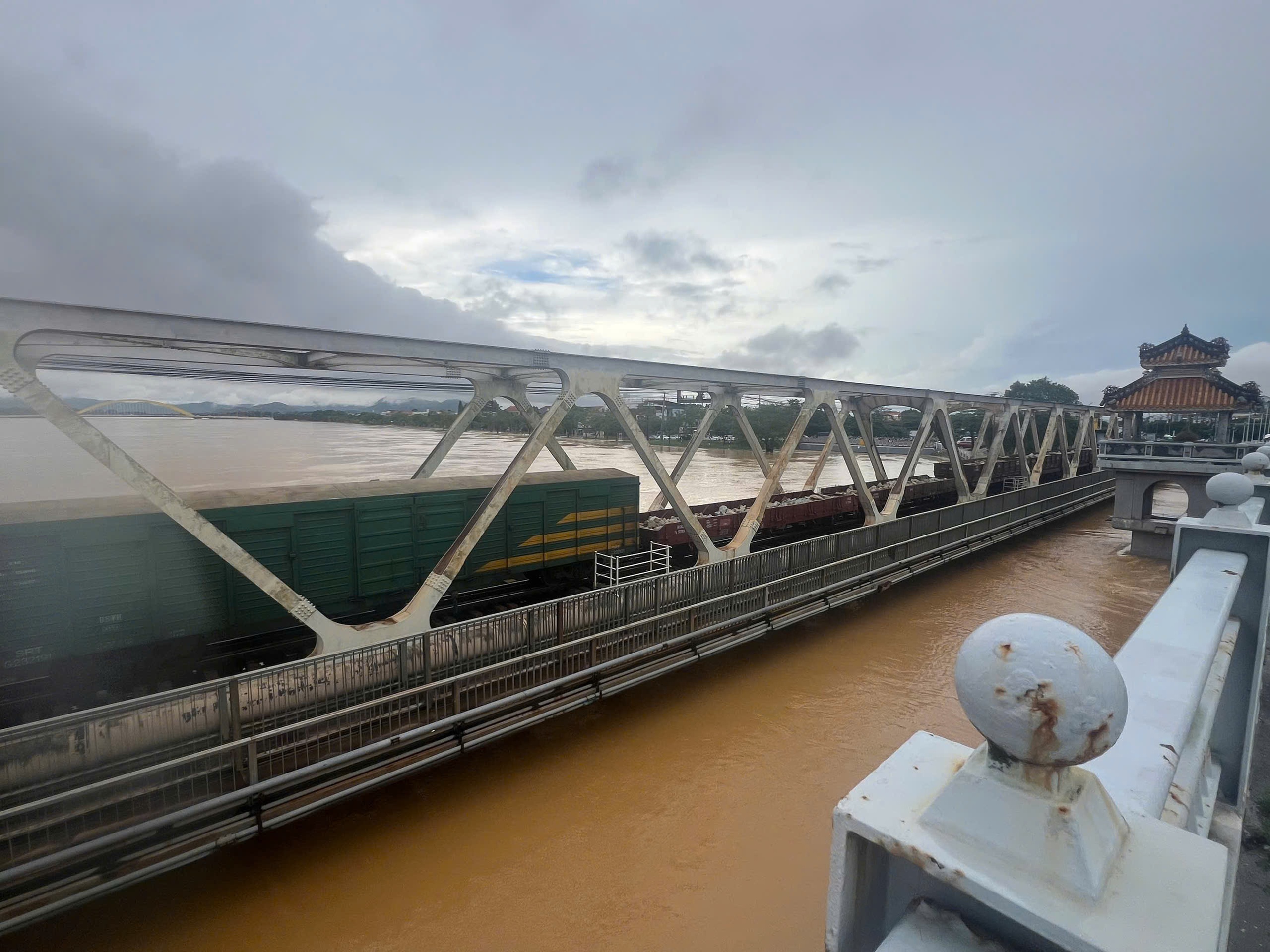 Đường sắt lại điều tàu hàng “trấn giữ” cầu Bạch Hổ giữa lũ lớn sông Hương- Ảnh 1. Đường sắt lại điều tàu hàng “trấn giữ” cầu Bạch Hổ giữa lũ lớn sông Hương- Ảnh 1.