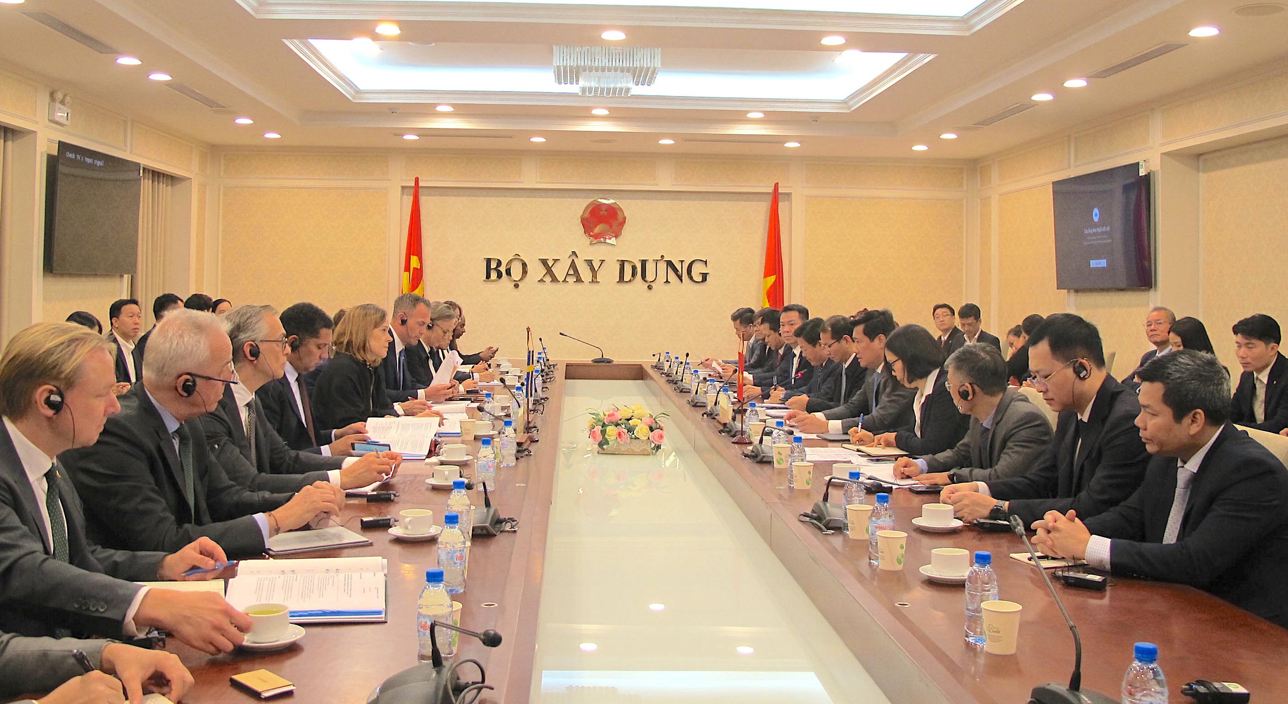 Thụy Điển mong muốn thúc đẩy hợp tác phát triển giao thông xanh, chuyển đổi số- Ảnh 1.