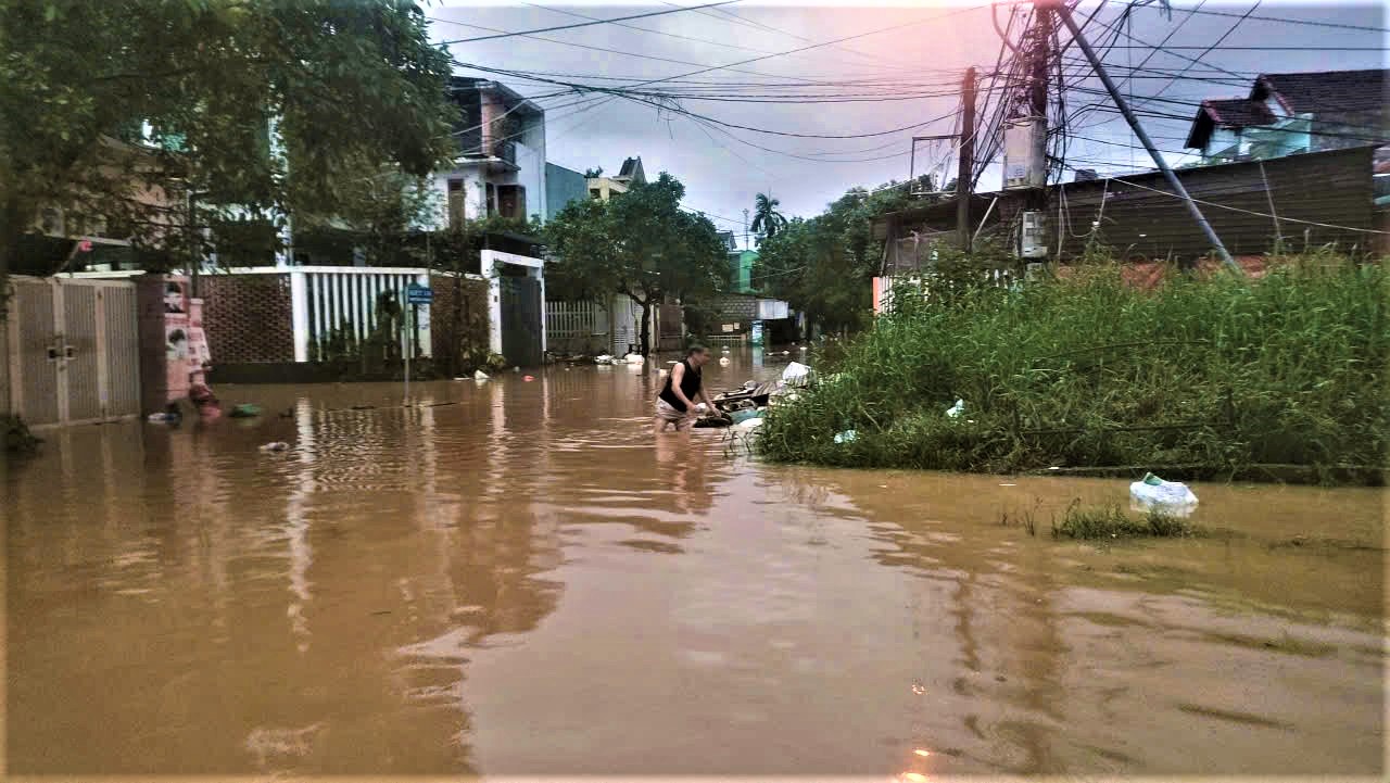 Miền Trung lại mưa lớn, nhiều khu dân cư ngập sâu, người dân tất tả chạy lũ- Ảnh 2.