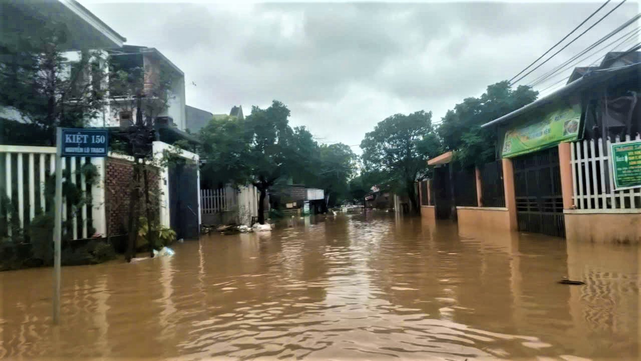 Miền Trung lại mưa lớn, nhiều khu dân cư ngập sâu, người dân tất tả chạy lũ- Ảnh 4.