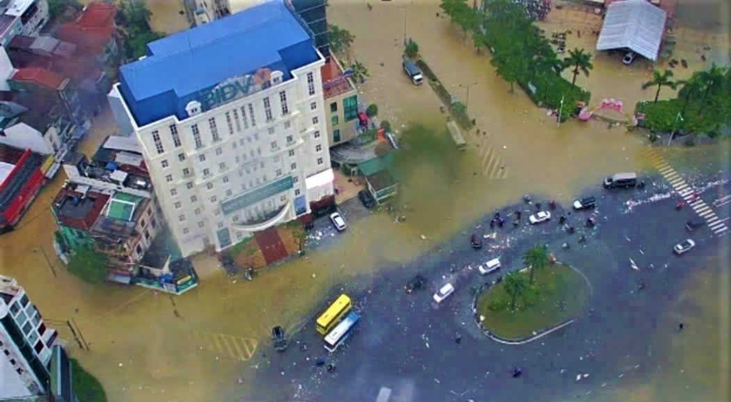 Miền Trung lại mưa lớn, nhiều khu dân cư ngập sâu, người dân tất tả chạy lũ- Ảnh 1.