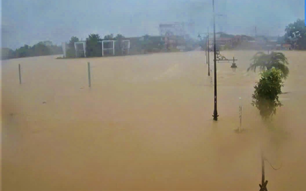 Miền Trung lại mưa lớn, nhiều khu dân cư ngập sâu, người dân tất tả chạy lũ- Ảnh 3.