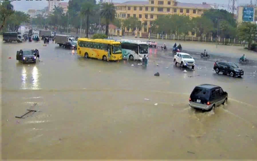 Miền Trung lại mưa lớn, nhiều khu dân cư ngập sâu, người dân tất tả chạy lũ