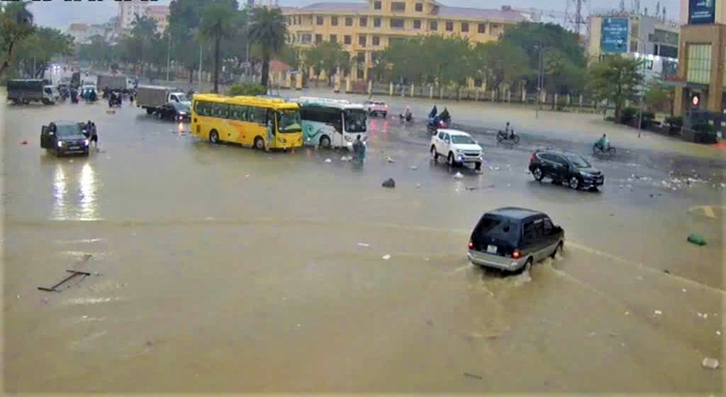 Miền Trung lại mưa lớn, nhiều khu dân cư ngập sâu, người dân tất tả chạy lũ- Ảnh 5.