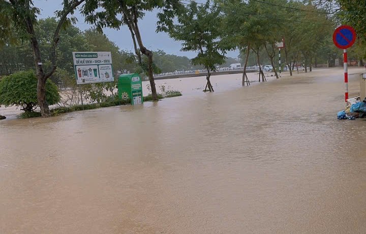 “Lũ chồng lũ” ở Huế, giao thông tê liệt, hơn 28.000 ngôi nhà chìm trong biển nước- Ảnh 8.