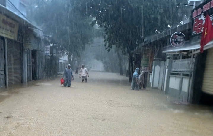 “Lũ chồng lũ” ở Huế, giao thông tê liệt, hơn 28.000 ngôi nhà chìm trong biển nước- Ảnh 9.