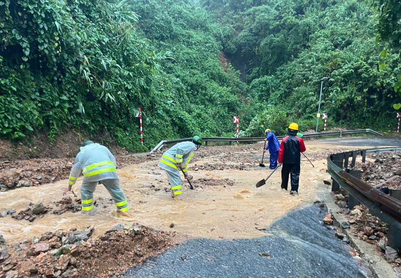 “Lũ chồng lũ” ở Huế, giao thông tê liệt, hơn 28.000 ngôi nhà chìm trong biển nước- Ảnh 10.