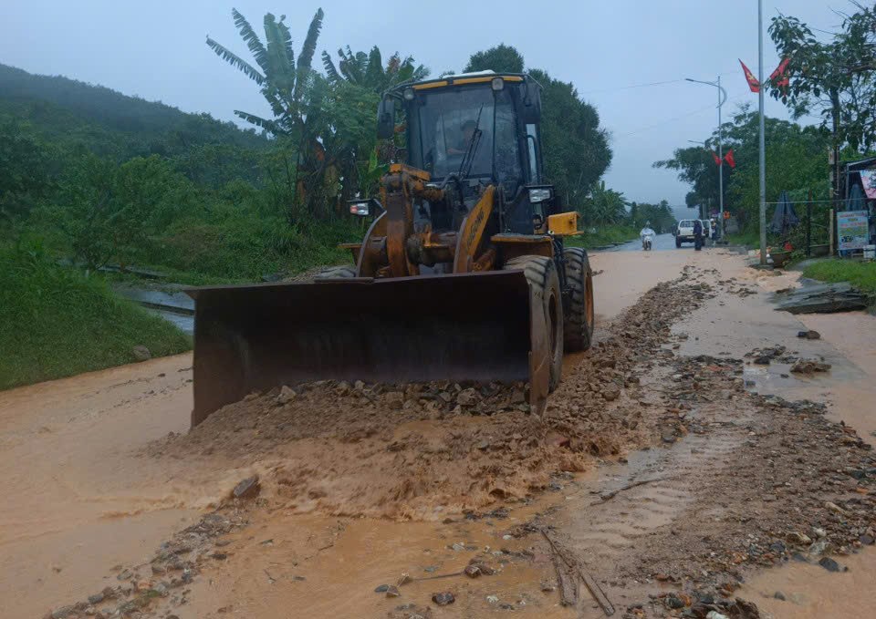 “Lũ chồng lũ” ở Huế, giao thông tê liệt, hơn 28.000 ngôi nhà chìm trong biển nước- Ảnh 11.