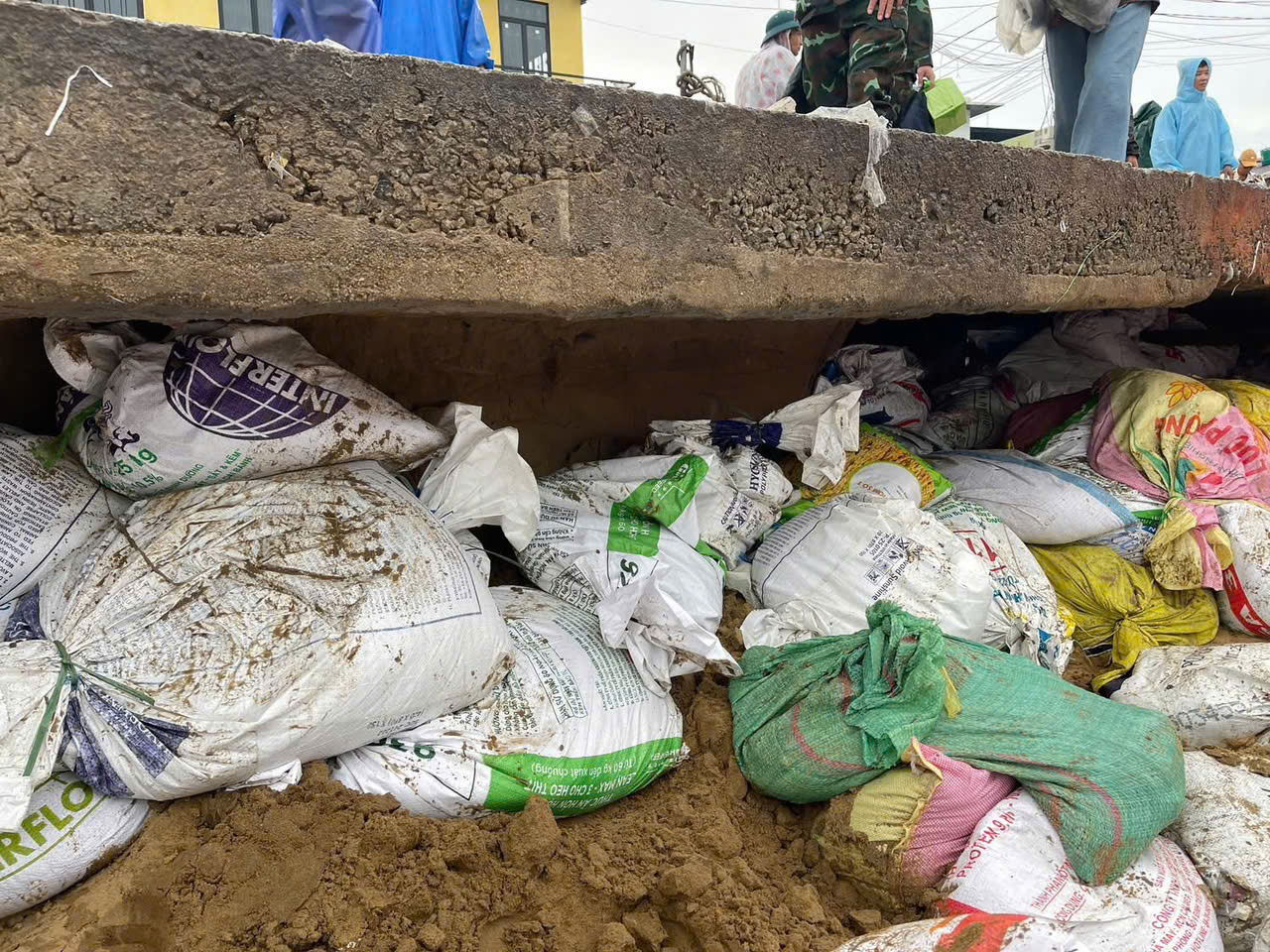 Lập sở chỉ huy quân sự ứng phó mưa lũ tại điểm nóng sạt biển ở Đà Nẵng- Ảnh 3.