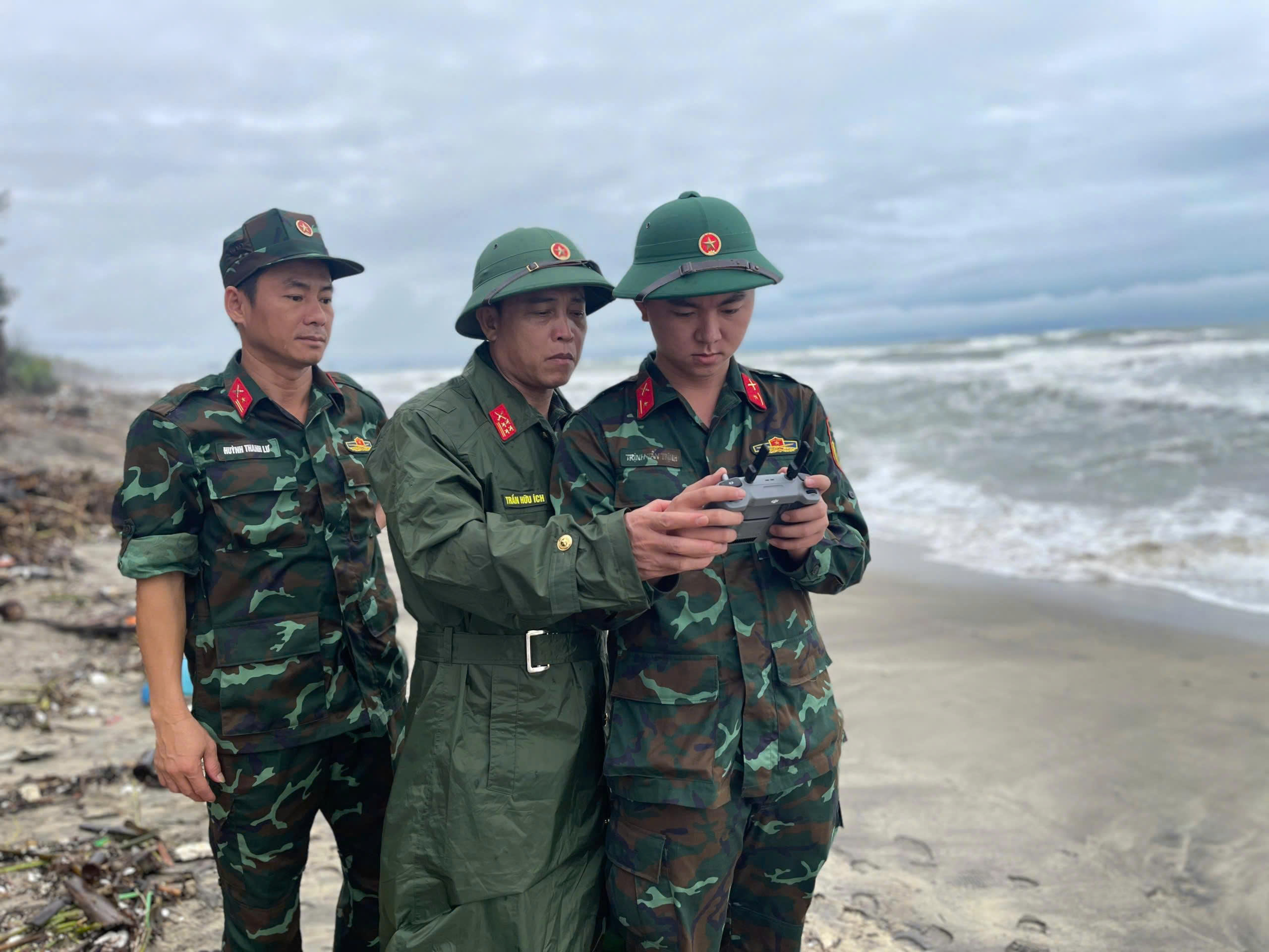 Lập sở chỉ huy quân sự ứng phó mưa lũ tại điểm nóng sạt biển ở Đà Nẵng- Ảnh 4.