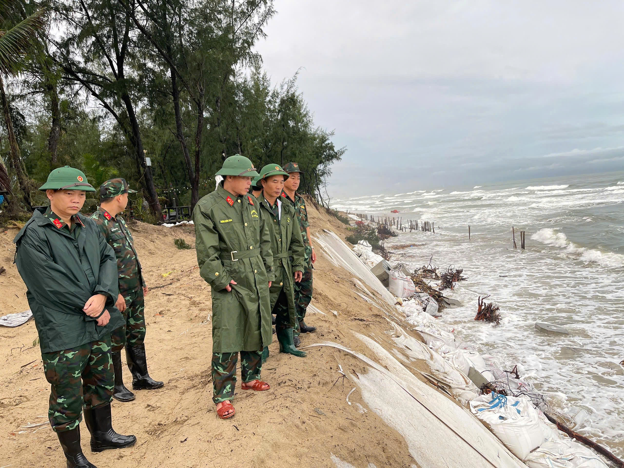 Lập sở chỉ huy quân sự ứng phó mưa lũ tại điểm nóng sạt biển ở Đà Nẵng- Ảnh 2.