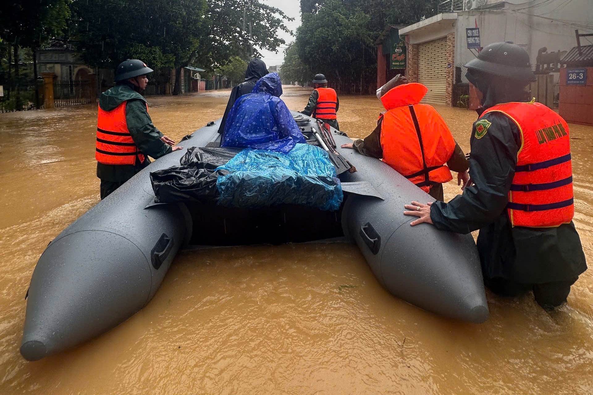 “Lũ chồng lũ” ở Huế, giao thông tê liệt, hơn 28.000 ngôi nhà chìm trong biển nước- Ảnh 12.