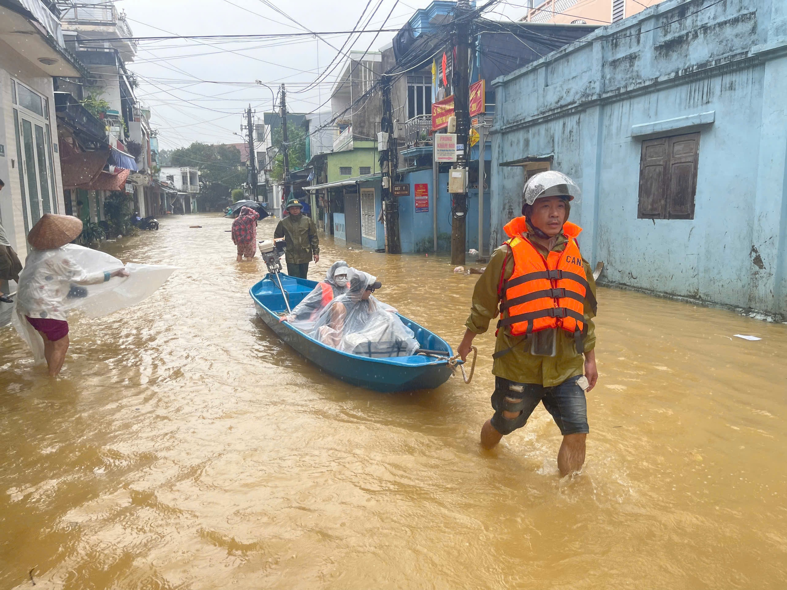 “Lũ chồng lũ” ở Huế, giao thông tê liệt, hơn 28.000 ngôi nhà chìm trong biển nước- Ảnh 14.
