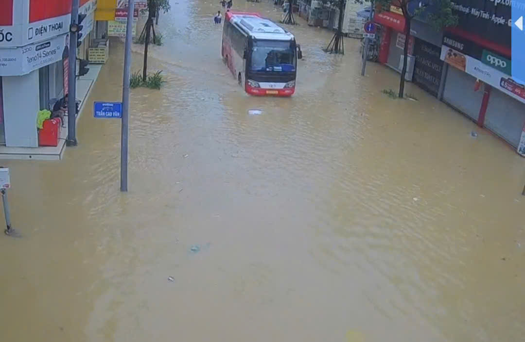 “Lũ chồng lũ” ở Huế, giao thông tê liệt, hơn 28.000 ngôi nhà chìm trong biển nước- Ảnh 1.