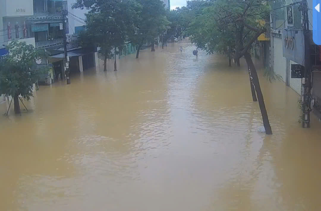 “Lũ chồng lũ” ở Huế, giao thông tê liệt, hơn 28.000 ngôi nhà chìm trong biển nước- Ảnh 13.