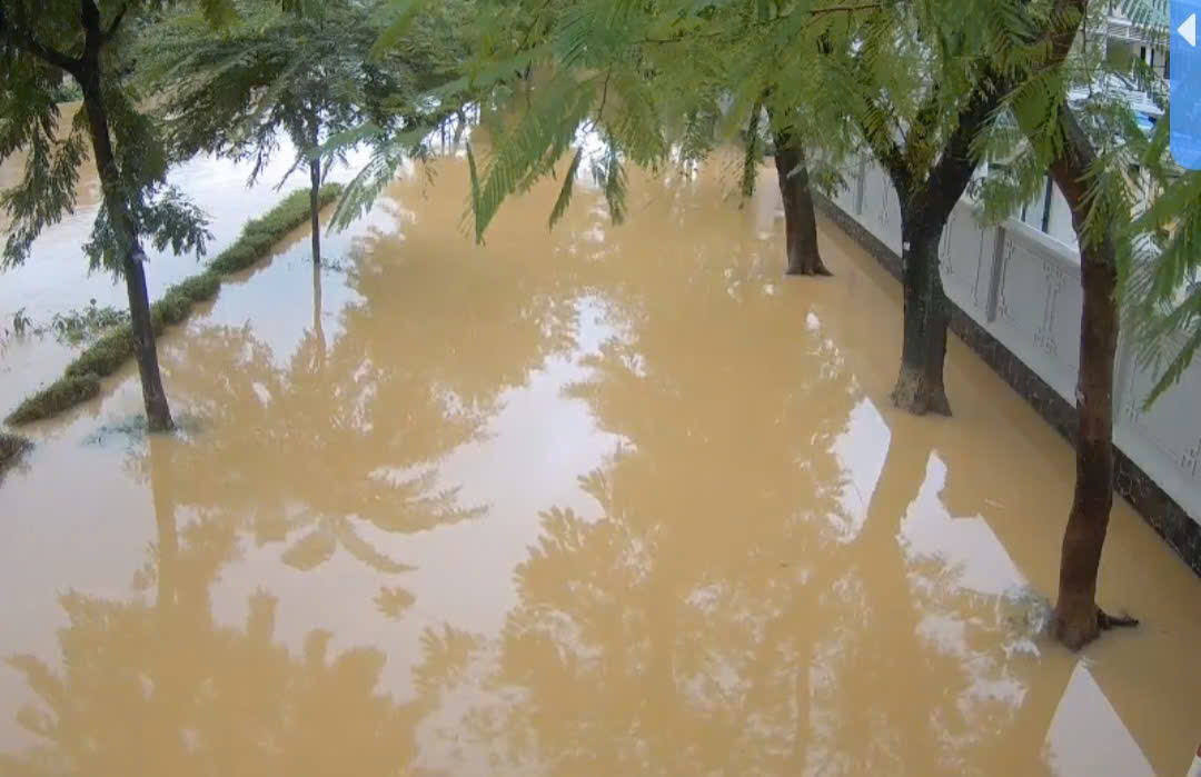 “Lũ chồng lũ” ở Huế, giao thông tê liệt, hơn 28.000 ngôi nhà chìm trong biển nước- Ảnh 2.