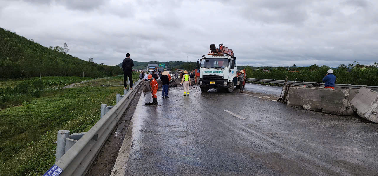 Xe đầu kéo húc bay dải phân cách, cao tốc qua Nghệ An tắc dài nhiều giờ- Ảnh 2. Xe đầu kéo húc bay dải phân cách, cao tốc qua Nghệ An tắc dài nhiều giờ- Ảnh 2.