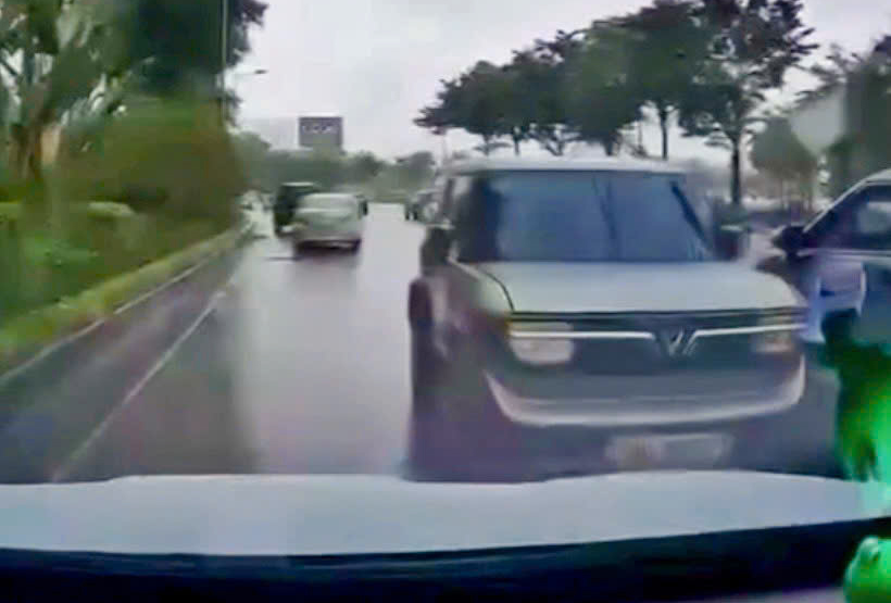 Hà Nội: Xử phạt người phụ nữ lái ô tô đi ngược chiều, buộc xe khác nhường đường- Ảnh 1.