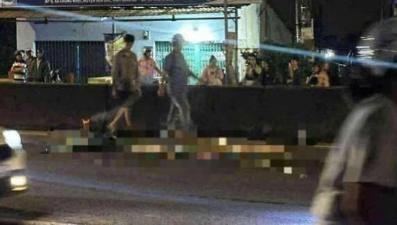 Công an Tây Ninh bác tin người đàn ông lao vào xe container tự tử- Ảnh 1.