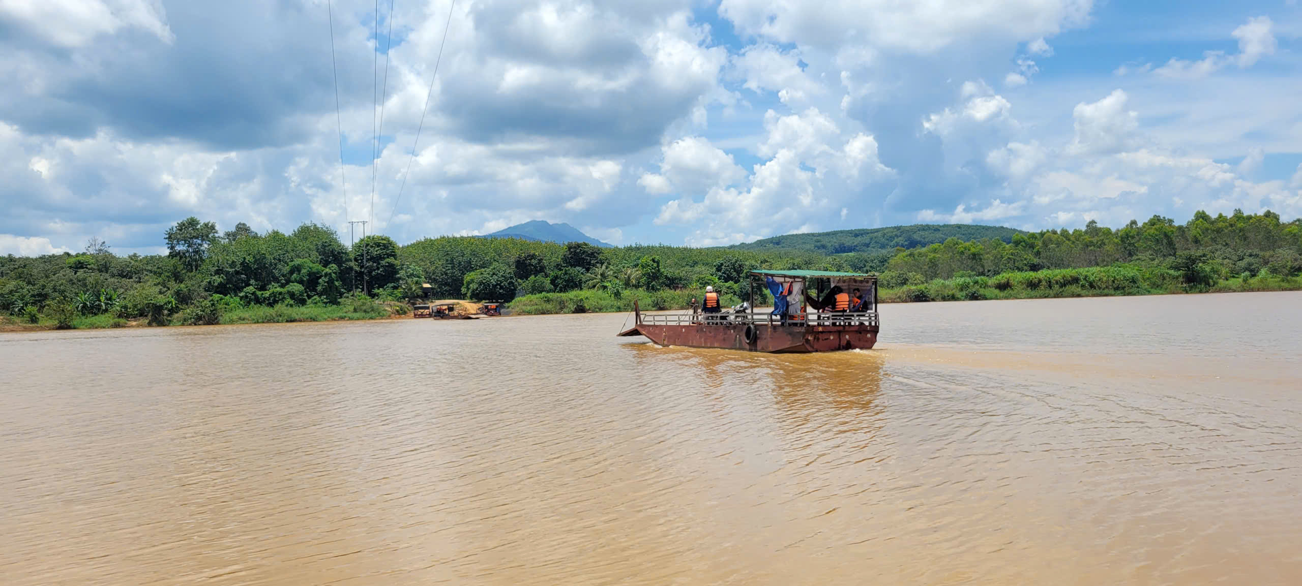 Gia Lai: Tăng cường kiểm soát phương tiện thủy trên sông Sê San- Ảnh 2. Gia Lai: Tăng cường kiểm soát phương tiện thủy trên sông Sê San- Ảnh 2.