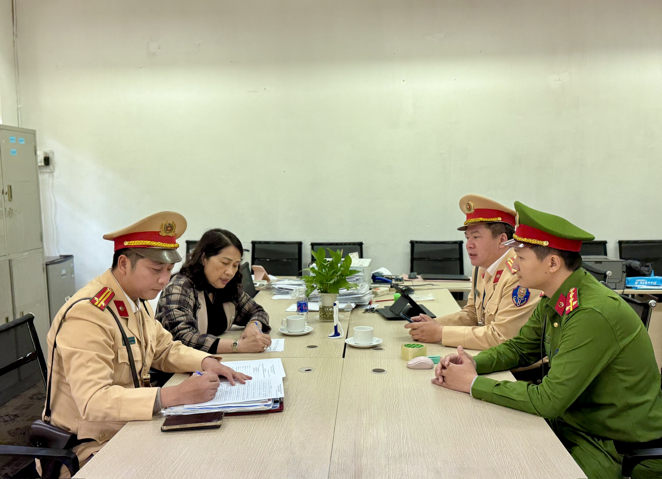 Hà Nội siết chặt bãi xe quanh trường, xử lý học sinh vi phạm giao thông- Ảnh 1. Hà Nội siết chặt bãi xe quanh trường, xử lý học sinh vi phạm giao thông- Ảnh 1.