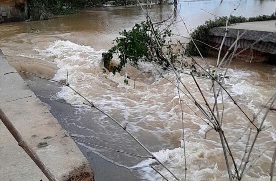 Còn 54.000 nhà bị ngập, chưa "hồi sức" sau mưa lũ, Huế lại gồng mình chống bão Kalmaegi - Ảnh 1.