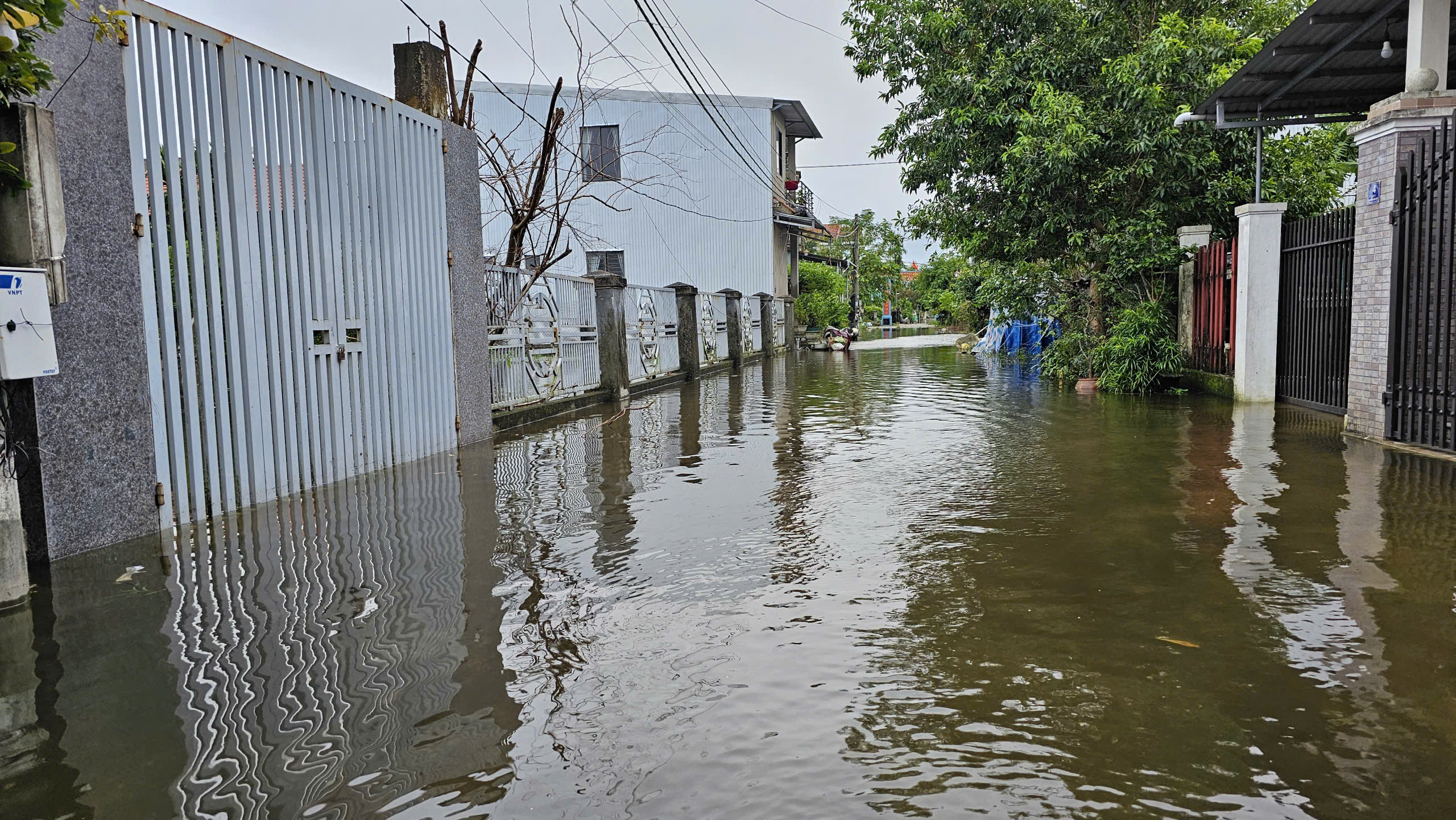 Còn 54.000 nhà bị ngập, chưa "hồi sức" sau mưa lũ, Huế lại gồng mình chống bão Kalmaegi - Ảnh 5.