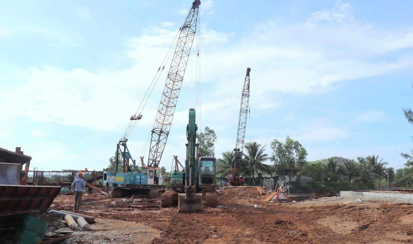 Tổng công ty Thăng Long tăng tốc làm đường, xây cầu trên tuyến ven biển tỉnh Khánh Hòa- Ảnh 1. Tổng công ty Thăng Long tăng tốc làm đường, xây cầu trên tuyến ven biển tỉnh Khánh Hòa- Ảnh 1.