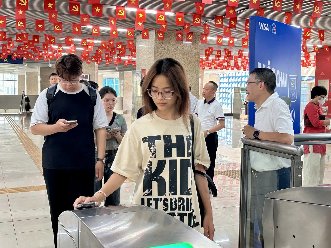 Khách đi tàu Cát Linh - Hà Đông sẽ sử dụng hệ thống soát vé định danh, sinh trắc học- Ảnh 1. Khách đi tàu Cát Linh - Hà Đông sẽ sử dụng hệ thống soát vé định danh, sinh trắc học- Ảnh 1.