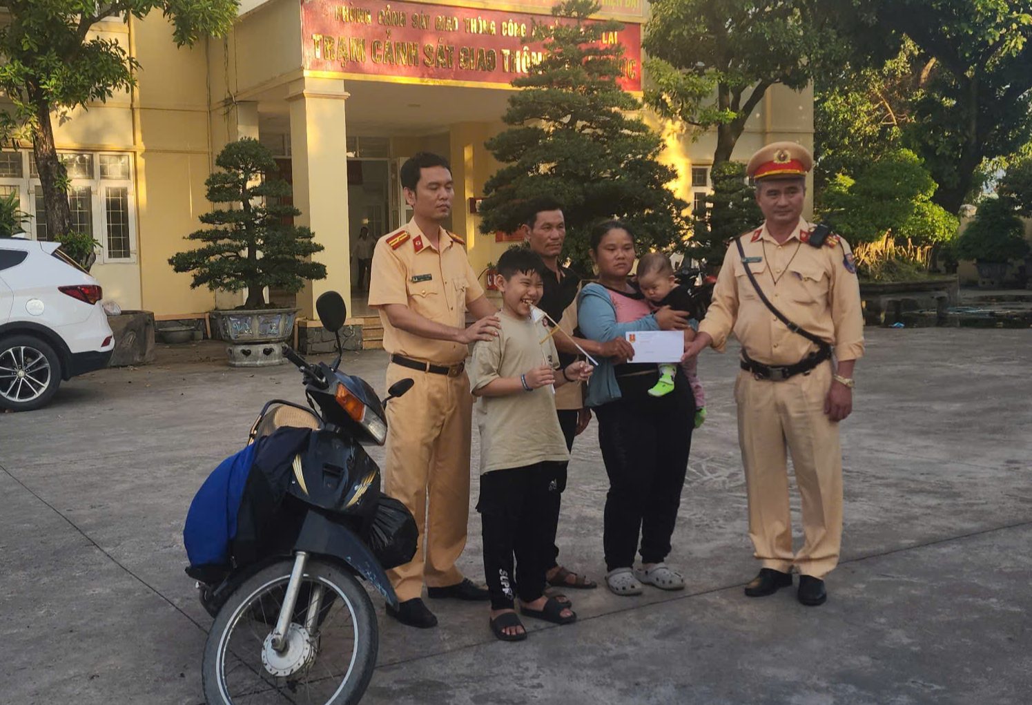 Người đàn ông chở gia đình băng qua mưa lũ đi chữa bệnh cho con và cái kết ấm lòng- Ảnh 1. Người đàn ông chở gia đình băng qua mưa lũ đi chữa bệnh cho con và cái kết ấm lòng- Ảnh 1.